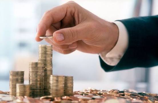 Moedas empilhadas representando poupança e financiamento